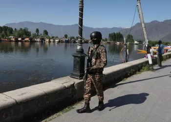 Kashmir, quinta notte di scontri tra India e Pakistan