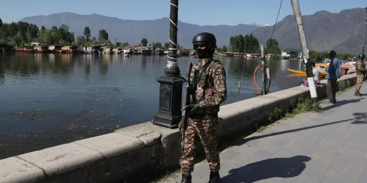 Kashmir, quinta notte di scontri tra India e Pakistan