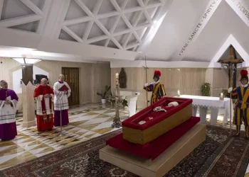 Addio a Francesco: il Papa nella bara con la casula rossa, i funerali sabato alle 10 a San Pietro