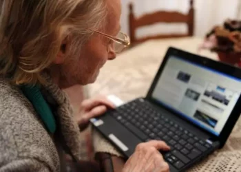 Istat, 1 italiano su 2 acquista su web e crescono anziani online