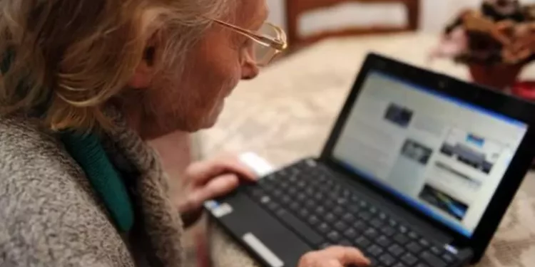 Istat, 1 italiano su 2 acquista su web e crescono anziani online