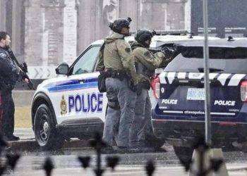 Canada, si barrica in Parlamento: arrestato