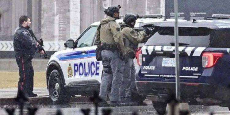 Canada, si barrica in Parlamento: arrestato