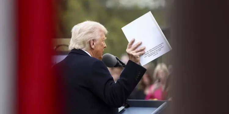 Trump annuncia dazi reciproci: “Del 20% sull’Ue. Ci hanno derubato, sono patetici”. Per le auto straniere al 25%