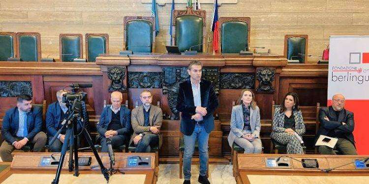 “I luoghi e le parole di Enrico Berlinguer”, a Cagliari la mostra sull’uomo, il politico, l’intellettuale