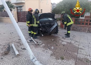 Alghero, perde il controllo dell’auto e finisce su un palo della luce