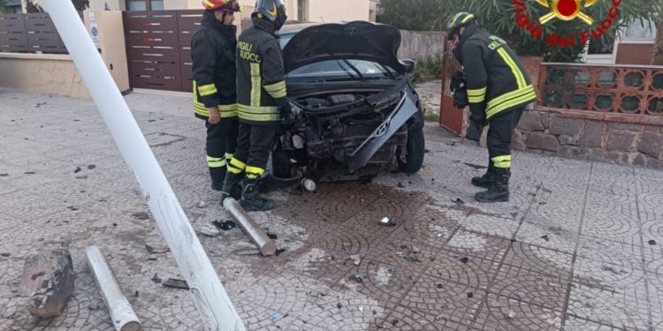 Alghero, perde il controllo dell’auto e finisce su un palo della luce