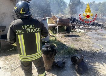 Orosei, incendio in un casolare: esplode una bombola di Gpl