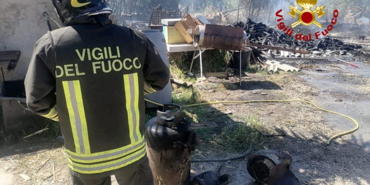 Orosei, incendio in un casolare: esplode una bombola di Gpl