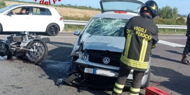 Posada, schianto auto-moto sulla 125: muore una donna, in gravi condizioni il compagno