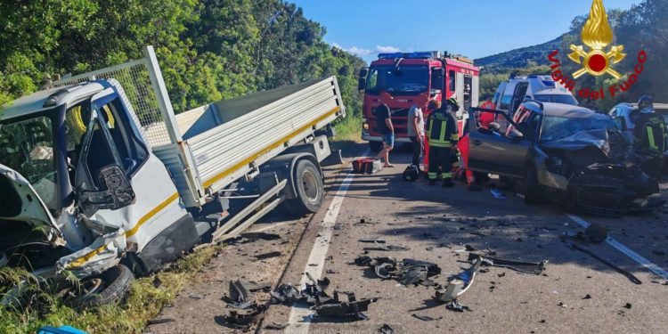 Gallura, scontro frontale tra auto e camioncino: due feriti gravi