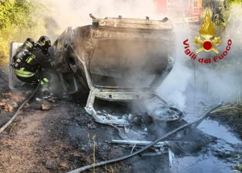 Arzachena, esce di strada con l’auto che prende fuoco