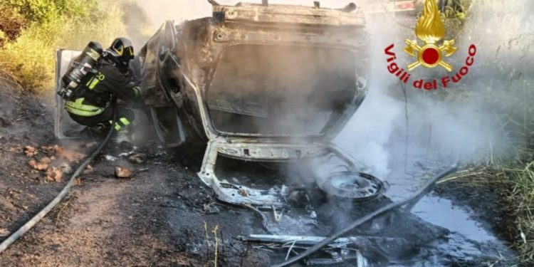 Arzachena, esce di strada con l’auto che prende fuoco