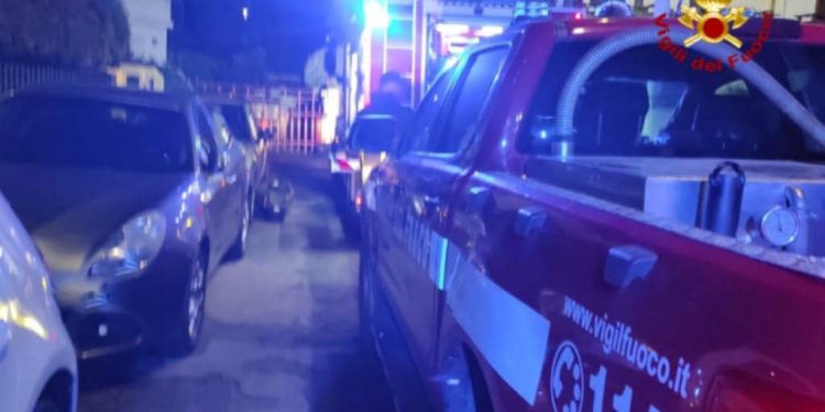 Paura a Cagliari, scoppia un incendio in una cantina