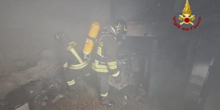 Abitazione in fiamme a Orani: intervento dei Vigili del Fuoco