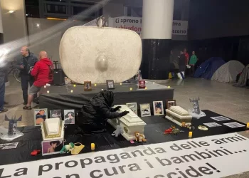 Bare bianche e donne in lutto: a Cagliari protesta contro esercitazioni e “beneficenza bellica”