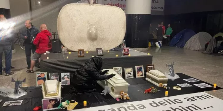 Bare bianche e donne in lutto: a Cagliari protesta contro esercitazioni e “beneficenza bellica”