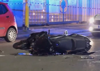 Cade in fuga da polizia e muore in ospedale, rivolta dei parenti