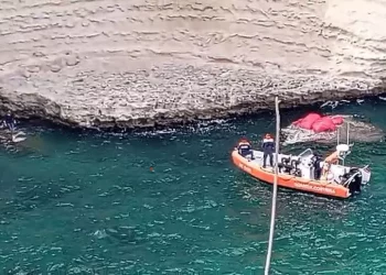 Cade in mare con il parapendio, salvato dalla Guardia costiera