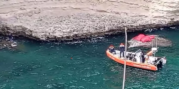 Cade in mare con il parapendio, salvato dalla Guardia costiera