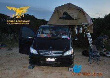 Campeggio abusivo sulle spiagge sarde, il Corpo Forestale intensifica i controlli: 9 multe