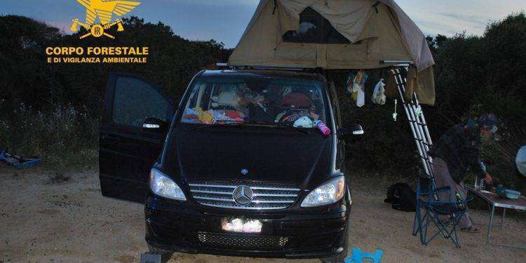 Campeggio abusivo sulle spiagge sarde, il Corpo Forestale intensifica i controlli: 9 multe