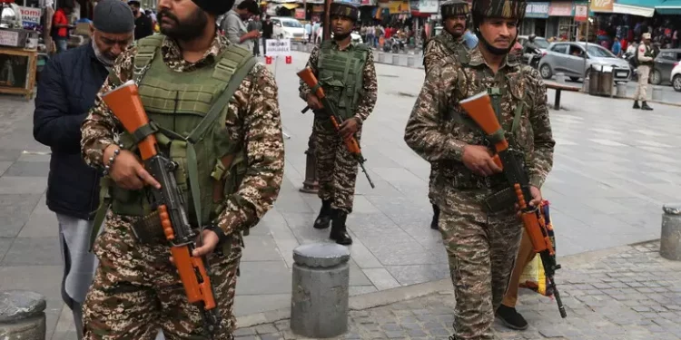 Decima notte di scontri India-Pakistan nel Kashmir