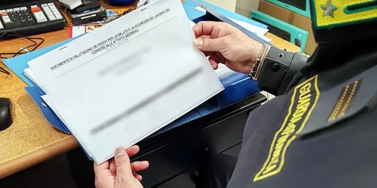 Dipendenti supermercato sfruttati, pagati 1,6 euro l’ora