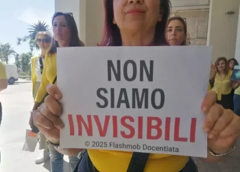 Flash mob dei docenti in Consiglio per gli stipendi bassi