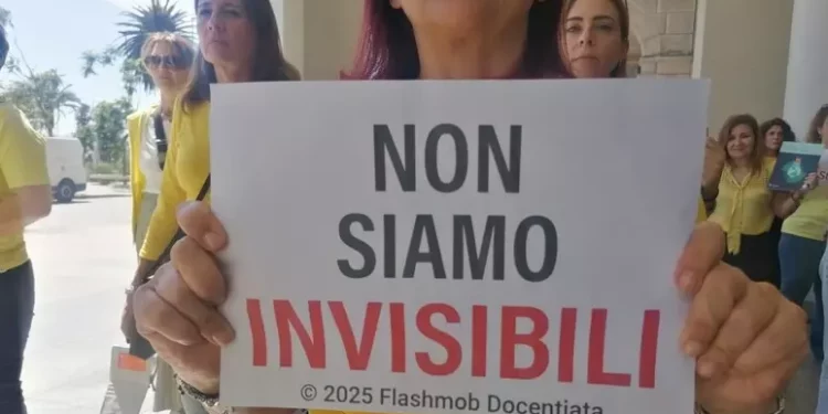 Flash mob dei docenti in Consiglio per gli stipendi bassi