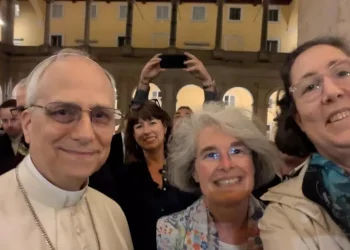 Il Papa a sorpresa al Palazzo dove viveva