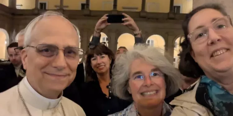 Il Papa a sorpresa al Palazzo dove viveva