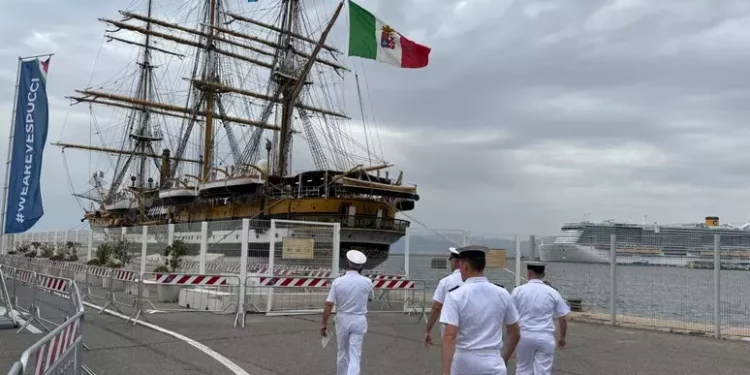 Luna Rossa accoglie l’Amerigo Vespucci a Cagliari