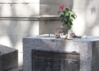 Parigi, dopo 37 anni ritrovato il busto di Jim Morrison