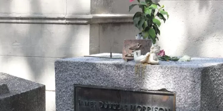 Parigi, dopo 37 anni ritrovato il busto di Jim Morrison