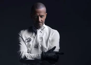 Raf a teatro con ‘Self control’, c’è voglia di anni ’80