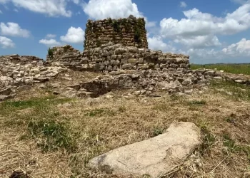 Resti di una terrazza nel Nuraghe Piscu di Suelli