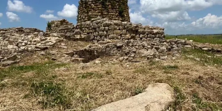 Resti di una terrazza nel Nuraghe Piscu di Suelli