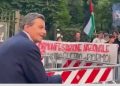 Milano, Calenda contestato: “Vai a combattere in Ucraina”