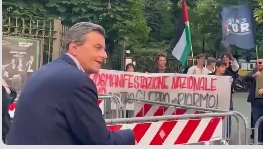 Milano, Calenda contestato: “Vai a combattere in Ucraina”