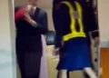 Figuraccia di Macron all’arrivo ad Hanoi: la moglie lo schiaffeggia e il video diventa virale