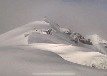 Veste ancora invernale per Marmolada, la vetta sommersa di neve