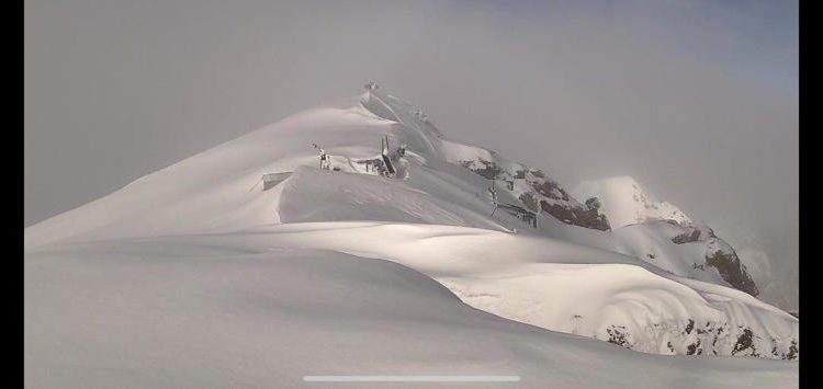 Veste ancora invernale per Marmolada, la vetta sommersa di neve