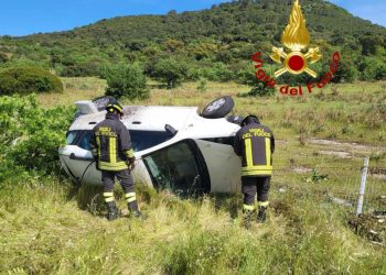 Sbanda sulla 131 dcn, l’auto si ribalta: in gravi condizioni una donna