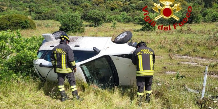 Sbanda sulla 131 dcn, l’auto si ribalta: in gravi condizioni una donna