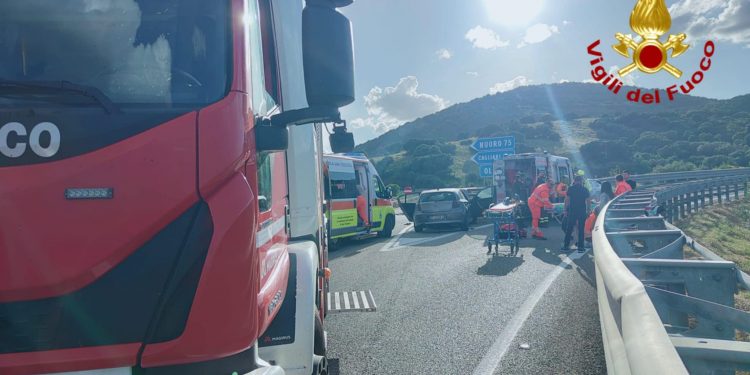 San Teodoro, con l’auto finisco contro il guardrail: 4 feriti