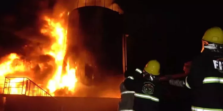 Il regime israeliano attacca lo Yemen: bombardate strutture civili