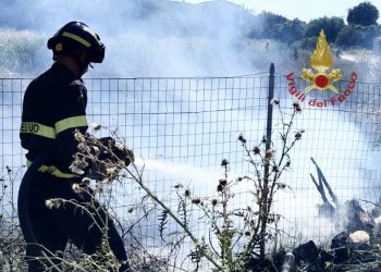 Auto prende fuoco sulla SS 131: intervento dei Vigili del Fuoco
