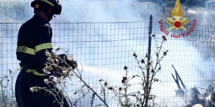 Auto prende fuoco sulla SS 131: intervento dei Vigili del Fuoco