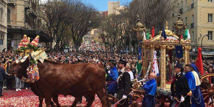 La Sardegna celebra Sant’Efisio: in migliaia nelle vie di Cagliari
